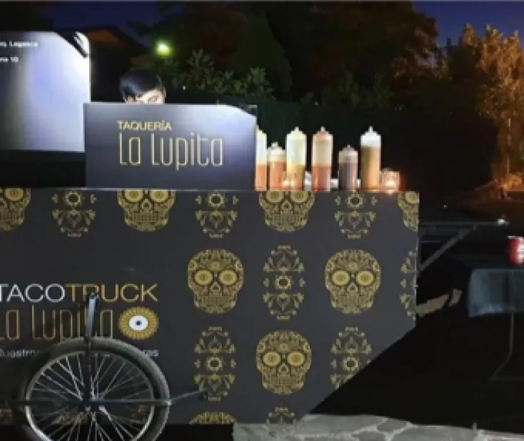 Taqueros La Lupita emplatando tacos